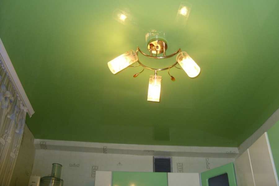 Сатиновый натяжной потолок зеленого цвета на кухне
