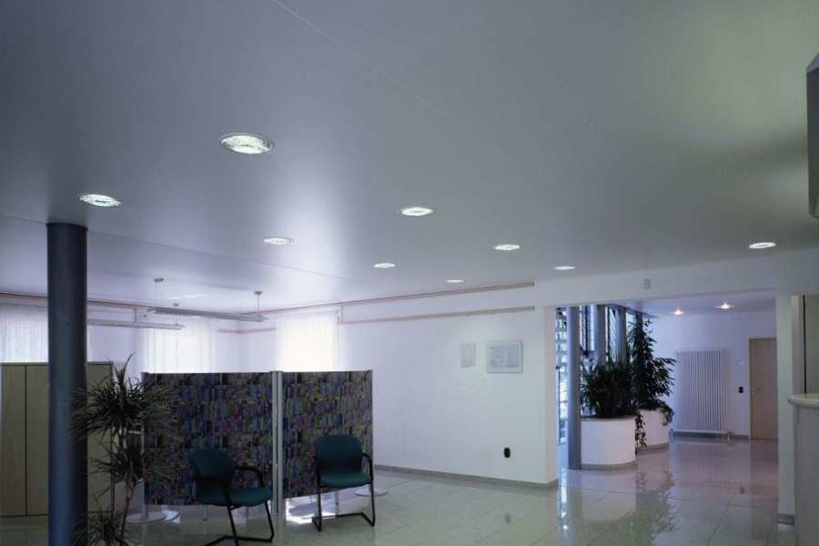 Сатиновый натяжной потолок в офисе