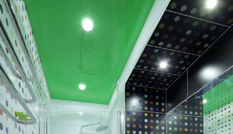 Зеленый натяжной потолок в ванной комнате