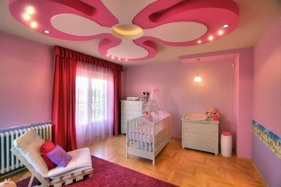 Натяжной потолок розового цвета в детской комнате