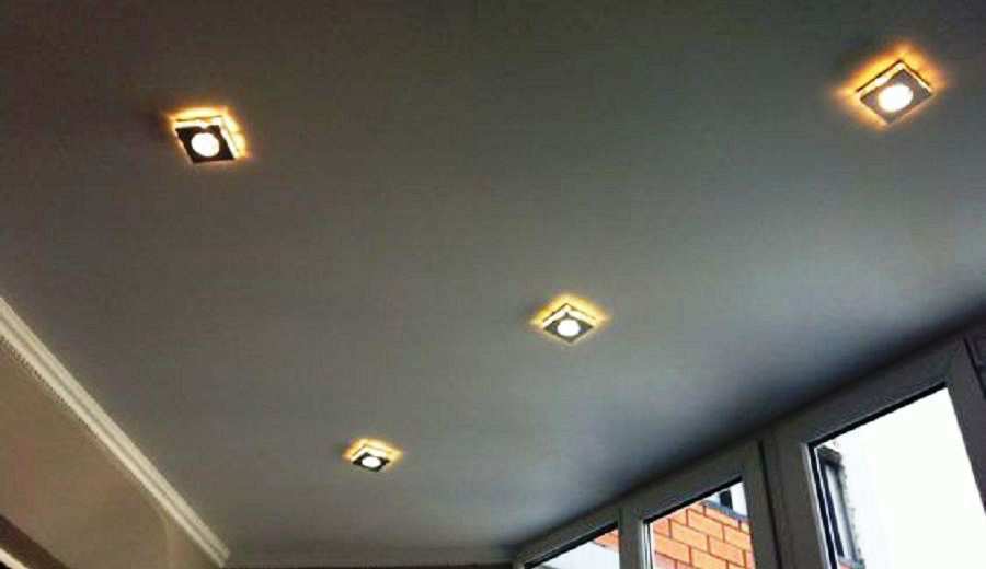 Фотография матового натяжного потолка с точечными светильниками