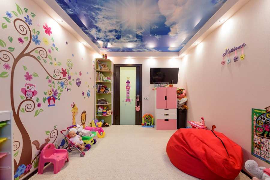 Натяжной потолок с подсветкой в детской комнате