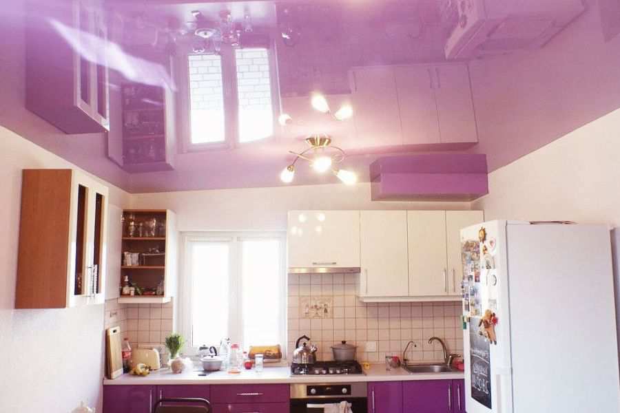 Натяжной потолок розового цвета на кухне