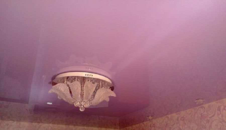 Фотография глянцевого натяжного потолка розового цвета