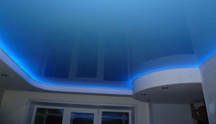 Фотография натяжного потолка с голубой подсветкой