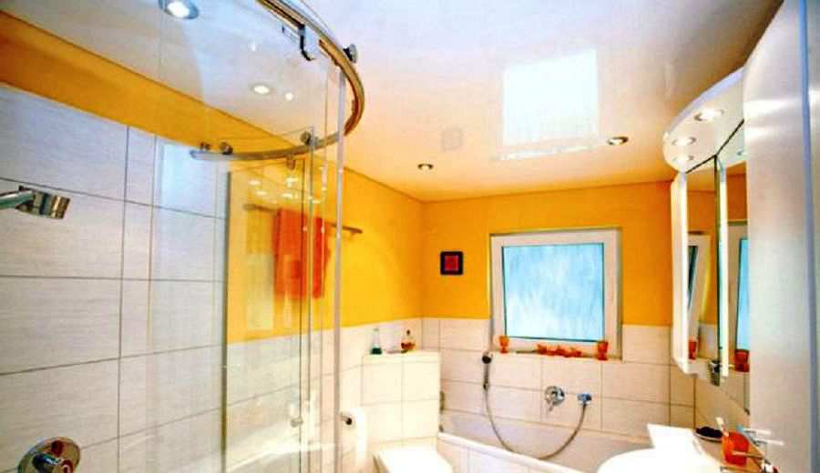 Фотография глянцевого натяжного потолка белого цвета в ванной комнате