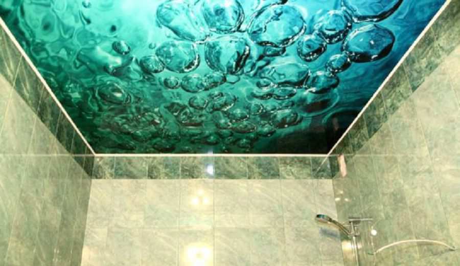 Фотография натяжного потолка с фотопечатью в ванной комнате. Рисунок «Пузырьки»