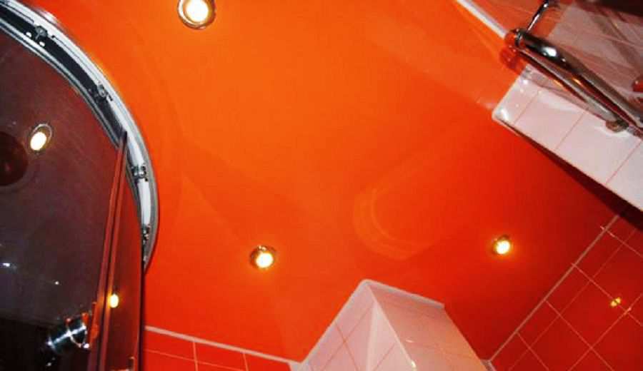 Фотография натяжного потолка красного цвета в ванной комнате