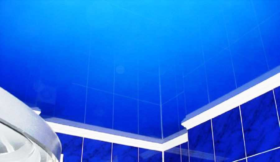 Фотография натяжного потолка синего цвета в ванной комнате