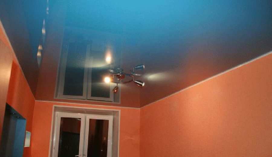Глянцевый натяжной потолок синего цвета