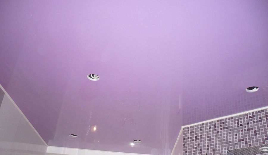 Фиолетовый натяжной потолок с точечными светильниками