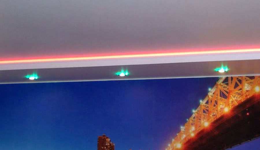 Фотография натяжного потолка с красно-желтой подсветкой