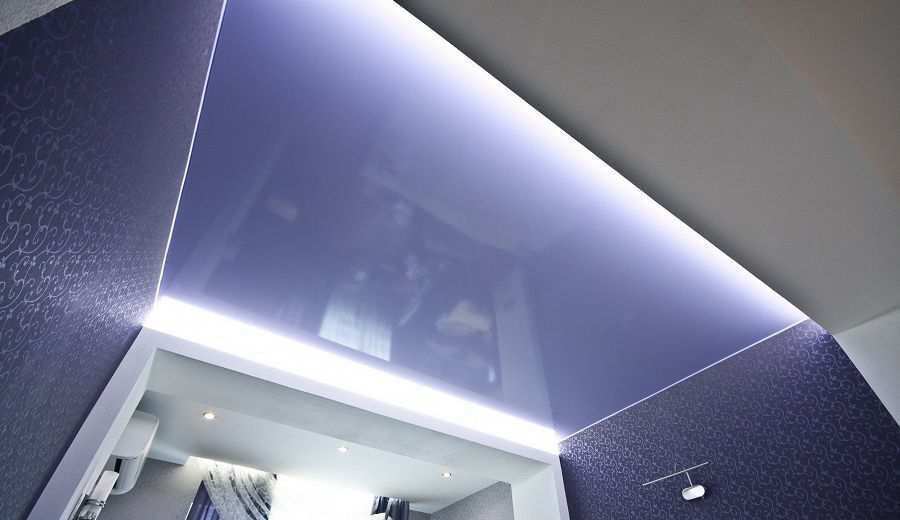 Натяжной потолок с подсветкой в ванной комнате