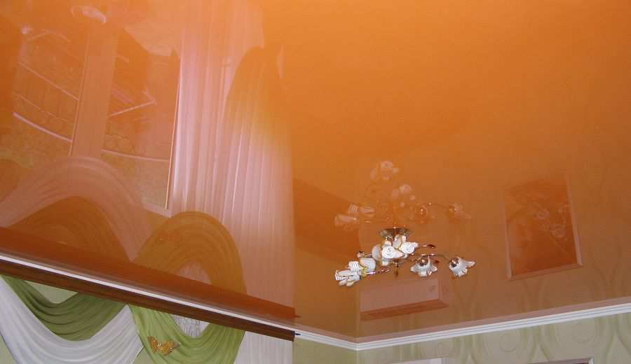 Фотография глянцевого натяжного потолка оранжевого цвета