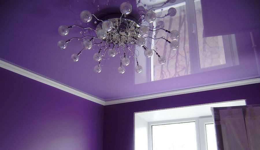 Фотография глянцевого натяжного потолка фиолетового цвета в зале