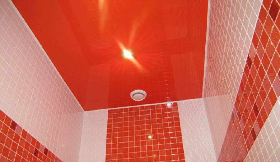 Глянцевый натяжной потолок красного цвета в ванной комнате
