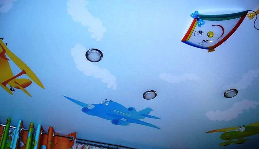 Фотография натяжного потолка с фотопечатью в детской комнате. Рисунок «Самолетики»