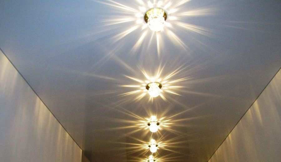 Натяжной потолок с точечными светильниками в прихожей