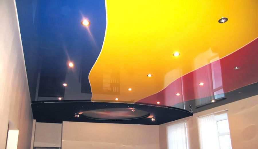 Многоцветный натяжной потолок с точечными светильниками