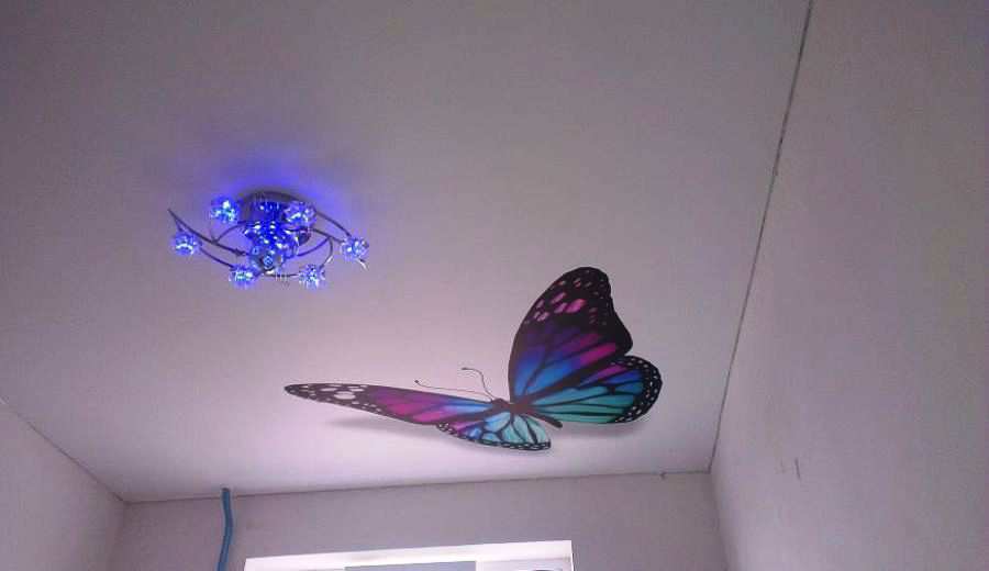 Натяжной потолок с фотопечатью в спальной комнате. Рисунок «Бабочка»